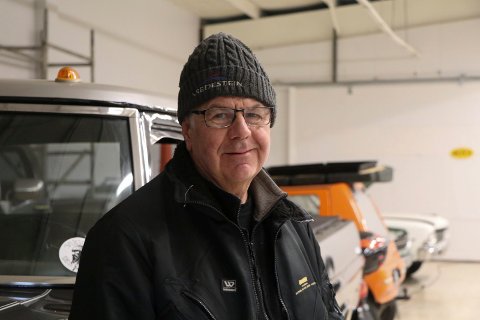 BILENTUSIAST: Kjell Ruud (62) forteller om en stor bilinteresse. Etter mange år som daglig leder for Anker AS skal han roe litt mer ned.